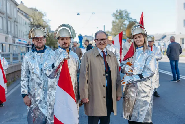 SPÖ-Landesparteivorsitzer Martin Winkler zog gemeinsam mit den Arbeiterinenn und Arbeitern der voestalpine auf den Linzer Hauptplatz ein. | Foto: Mec Greenie
