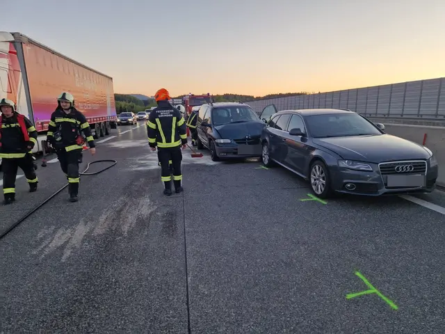 Mehrere Autos waren in den Auffahrunfall verwickelt. | Foto: FOTOKERSCHI / BTF STEYRERMÜHL