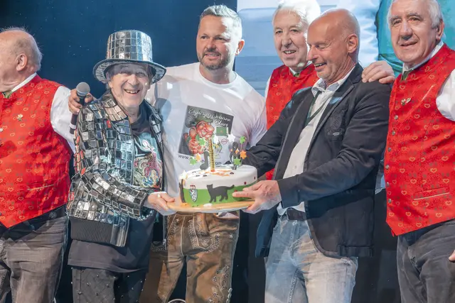 Alex Rehak mit den Stoanies und den Unterstützern Markus Krisper sowie Dieter Kern.
