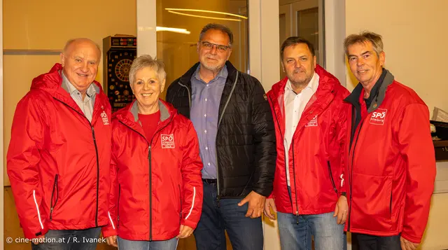 Im wärmeren SC-Himberg Vereinslokal Aufstellung genommen: Bürgermeister Ernst Wendl,  GR Ingrid Wendl, Willi Mernyi, Vizebürgermeister Manfred Mitzl und GGR Herbert Stuxer (vlnr). | Foto: cine-motion.at / R. Ivanek