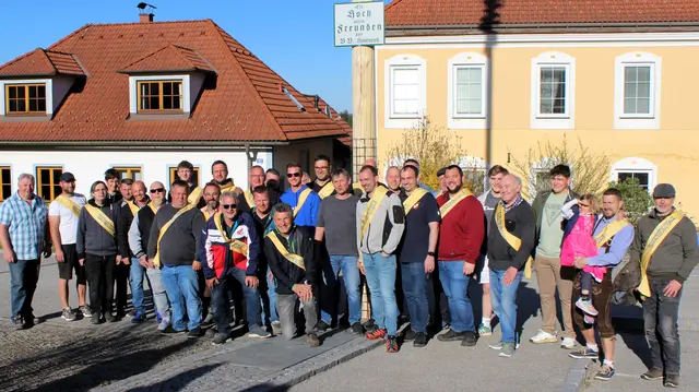 In Hoheneich wird der Maibaum noch traditionell aufgestellt