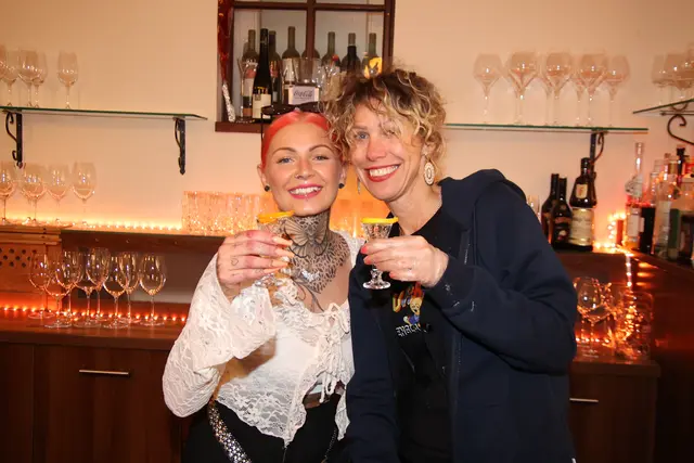 Im Zentrum der Walpurgisnacht: Sabrina und Marinela.