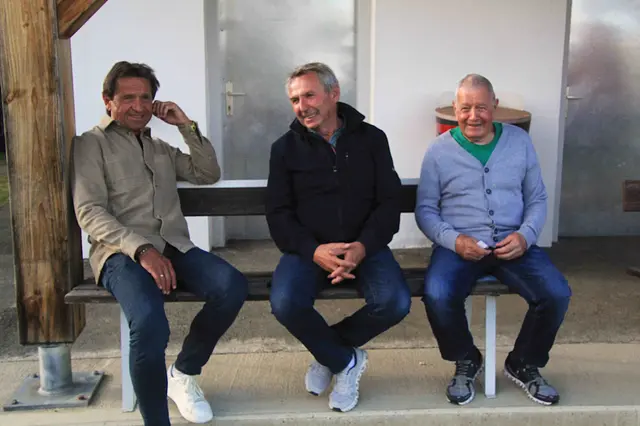 Schlainings "Promi-Bankerl" war mit Rudi Schaffler, Paul Arth und dem treuesten Schlaining-Fan Geza Herbst gut besucht. | Foto: Peter Seper