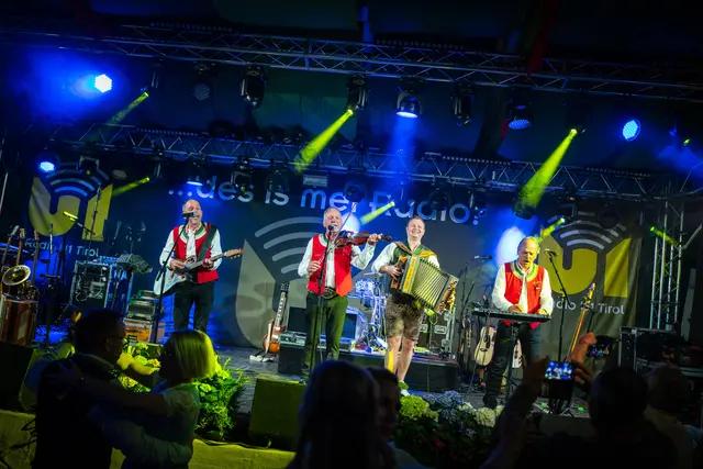 Die Zellberg Buam hatten Heimspiel im Zillertal Bier Festzelt. | Foto: Allaweil