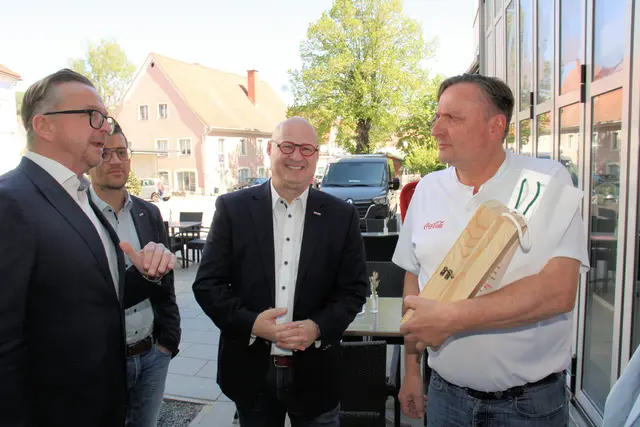 Bürgermeister Helmut Linhart freut sich über das Engagement von Werner Nußbacher. | Foto: Cescutti