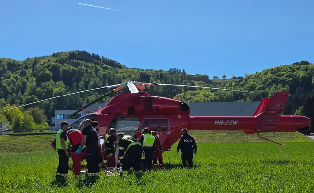 Der 20-Jährige wurde mit dem Rettungshubschrauber ins Klinikum Wels geflogen. | Foto: FF Altmünster