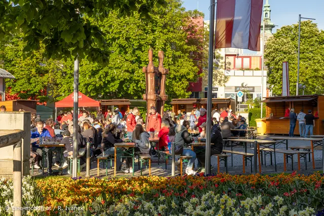Während die Familien bei Ihren Kindern verweilten, fanden sich die ersten Gästen bei den Versorgungshütten vor dem Hauptplatz ein. | Foto: cine-motion.at / R. Ivanek
