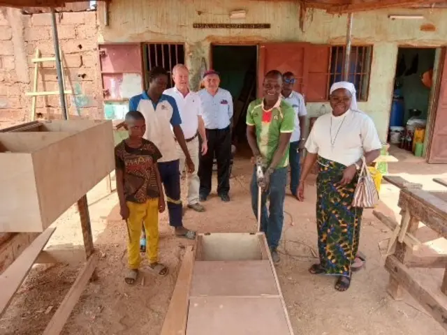 Auch im Alter von 89 Jahren (Mitte) bereiste Franz Grandits Burkina Faso, um nach den Projekten von "Hilfe direkt" zu sehen.  | Foto: Hilfe direkt