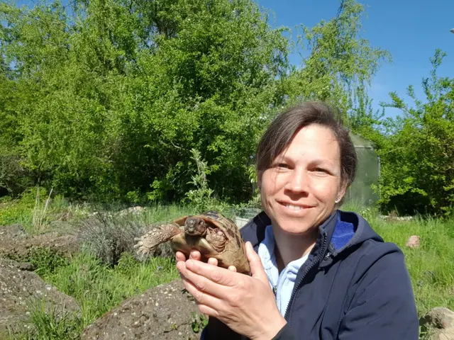 Ines Kosin versorgt das Fundtier | Foto: Chüücha Institut