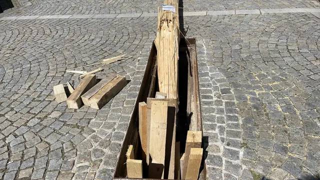 Landjugend-Maibaum in Bad Kreuzen "gefällt".  | Foto: Strudengau TV Franz Leitner