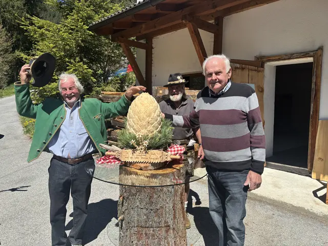 Die Zirbe durfte bei der Geburtstags-Feier in Jerzens natürlich nicht fehlen.