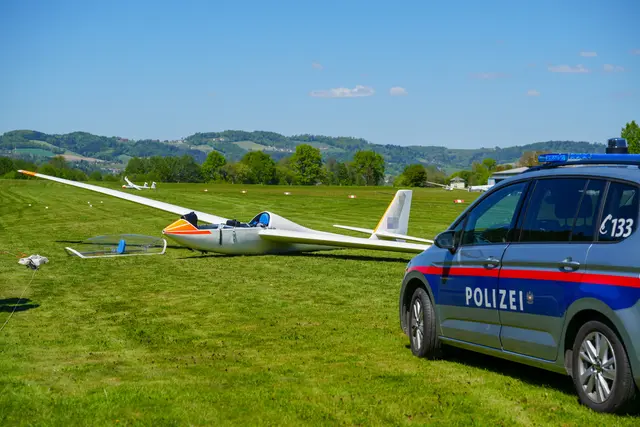Die Polizei hat die Ermittlungen zur Absturzursache aufgenommen. | Foto: FOTOKERSCHI / MARKUS HAUSER