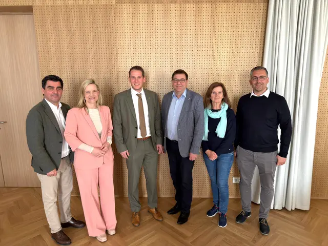 Korneuburgs Bürgermesiter Christian Gepp, Tamara Ofenauer-Haas (Geschäftsführerin
MKM NÖ), Verbands-Obmann Alexander Raicher (Harmannsdorf), Hagenbrunns Bürgermeister Michael Oberschil, Gemeinderätin Roswitha Lehner (Langenzersdorf) und Gerasdorfs Bürgermeister Dietmar Ruf. | Foto: Gemeindeverband Musikschule Weinviertel Mitte