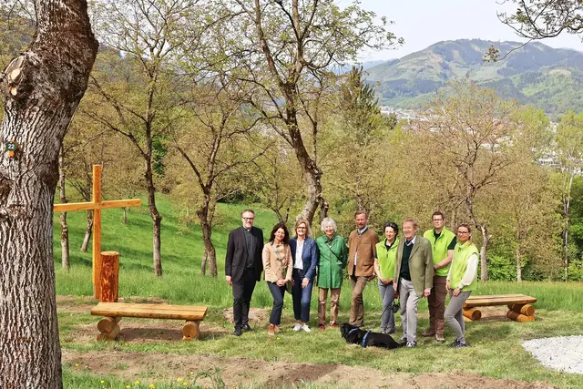 Pastor Clemens Grill, paxnatura- Geschäftsführerin Karin Seewald, Bürgermeisterin Susanne Kaltenegger, Grundstückseignerin Maria Elisabeth Hoyos und Maximilian Mayr-Melnhof, Gründer und Eigentümer von paxnatura eröffneten gemeinsam den neuen Naturfriedhof im Glanzgraben. | Foto: Stadt Bruck