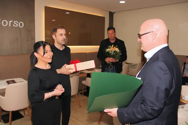 Peter Sükar überreichte Silvie und Korab die Jubiläumsurkunde. | Foto: Cescutti