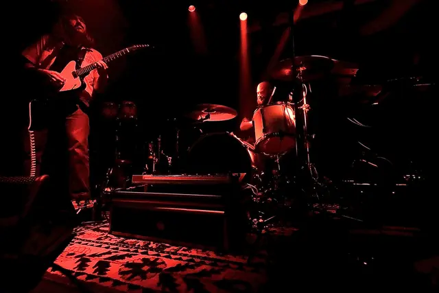 Die Südtiroler Band Hijss eröffnen den Abend mit druckvollen Riffs und schrillen Klangexperimenten. | Foto: Kendlbacher