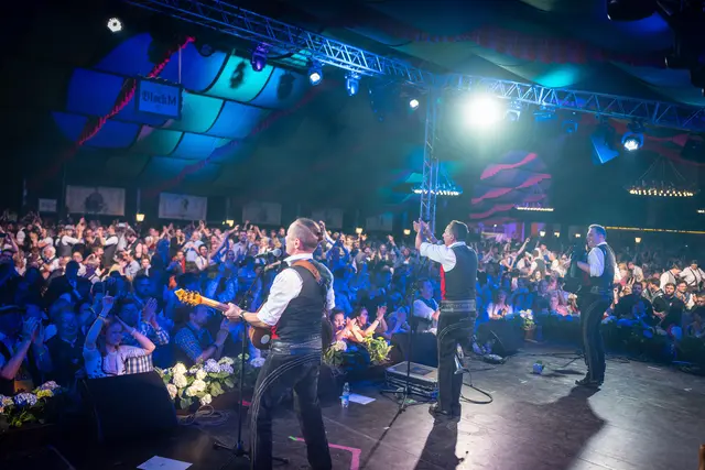 Auf Heimbesuch, von Malle nach Zell und wieder nach Malle: Die Jungen Zillertaler sorgten beim Radio U1 Gauder Fest Auftakt für Stimmung. | Foto: Allaweil