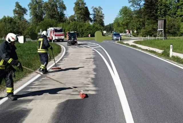 Lange Ölspur nach Defekt, Florianis reinigten die Straße schnell
