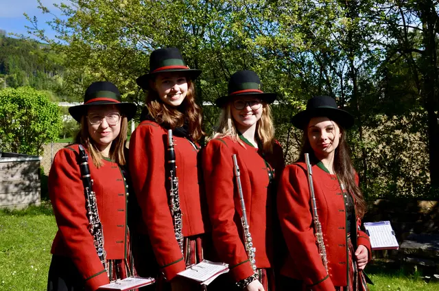 Auf der Klarinette Jana Friesenbichler, Anna Lena Haider, Carina Winkler und Elena Milchrahm. | Foto: Elisabeth Peinsipp