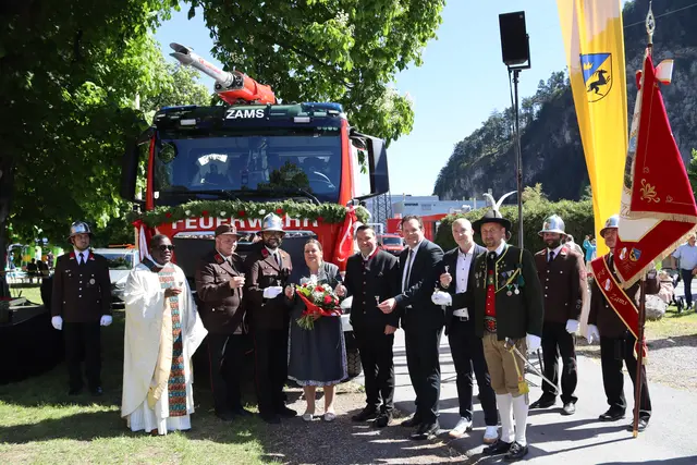 Vikar Basile Harusha, FF-Kommandant Hermann Ladner, FF-Kommandant-Stv. Simon Saurwein, Fahrzeugpatin Anna Ladner, Bgm. Benedikt Lentsch, LR René Zumtobel, Vizebürgermeister Simon Zangerl und Schützenhauptmann Hannes Rudig, (v.l.).  | Foto: Elisabeth Zangerl