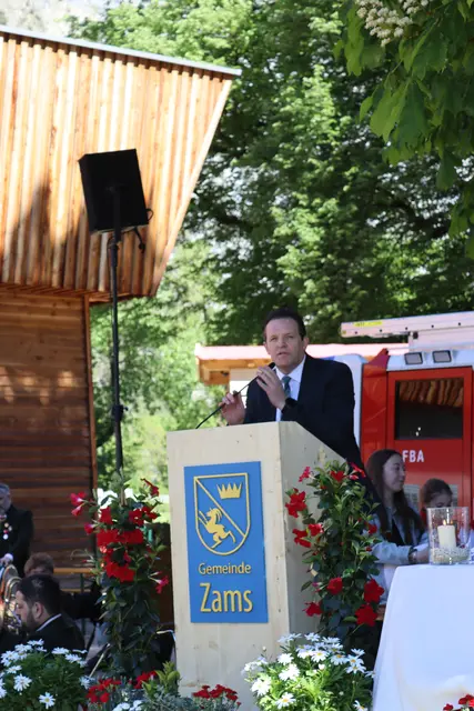 Landesrat René Zumtobel erklärte, dass er schon eine Exklusiv-Einschulung das neue Fahrzeug betreffend erhalten habe und hob das Ehrenamt in Tirol dankend hervor.  | Foto: Elisabeth Zangerl