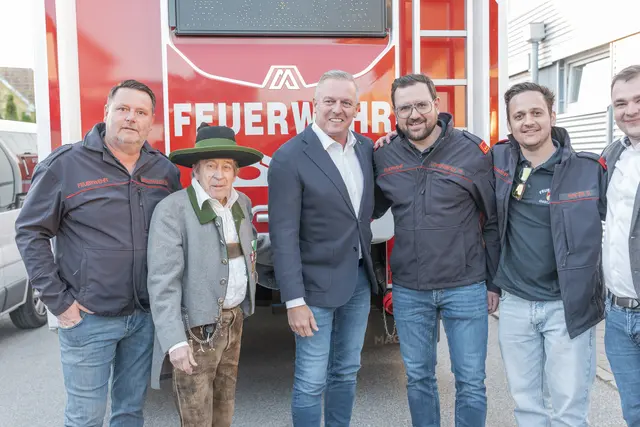 Unterstützte tatkräftig: Die Freiwiillige Feuerwehr Sinabelkirchen, hier mit Alex Rehak und Mario Kunasek.