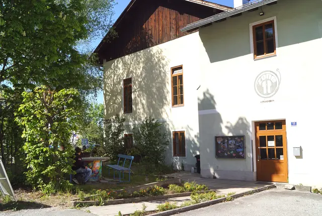 In einem ehemaligen Salinengebäude ist die Zone 11 beheimatet. | Foto: Josef Wind