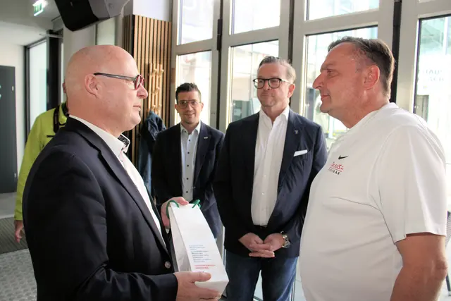 Peter Sükar überreichte Werner Nußbacher ein Einstandsgeschenk. | Foto: Cescutti