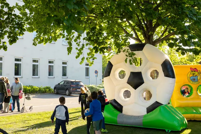 Fußballbegeisterung für die Kinder. | Foto: cine-motion.at / R. Ivanek