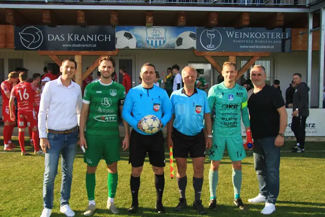 Die Patronanz des Bezirksderbys übernahm die Raiffeisen Bezirksbank Oberwart, vertreten durch Manuel Müllner (li.) - die Ballspende kam von Bürgermeister Markus Szelinger (re.) - Das Schiri-Team Slavisa Stojanovic und Gernot Reinprecht führten die Teams mit den Kapitänen Lukas Postmann und Andreas Diridl vor 550 Fans aufs Spielfeld. | Foto: Peter Seper