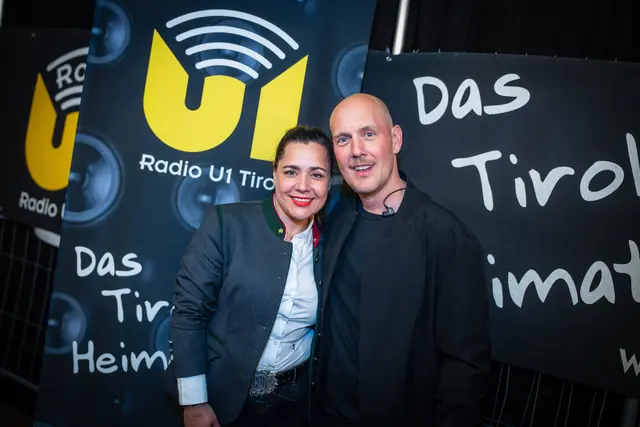 Tina Rieser-Winkler, Geschäftsführerin von Radio U1 Tirol, mit dem Sänger, Schauspieler und Moderator sowie Stargast Oli P. | Foto: Allaweil