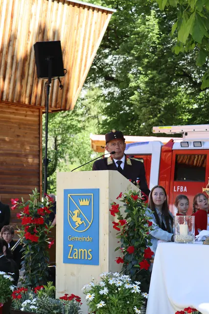 Landesfeuerwehrkommandant Jakob Unterladstätter bezeichnete das neue Fahrzeug als „modern und top ausgestattet“.  | Foto: Elisabeth Zangerl