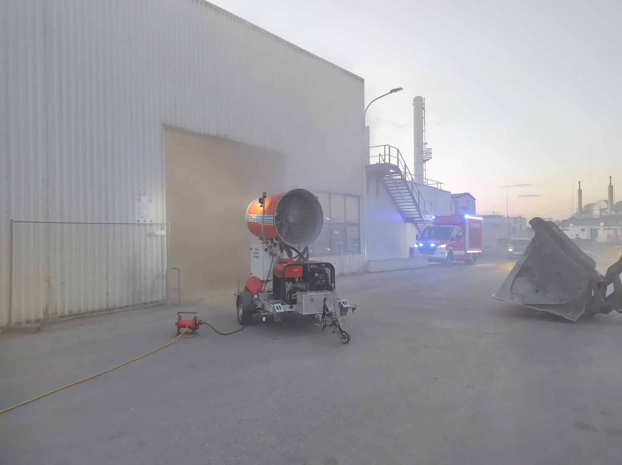 Brand in Müllverarbeitungsanlage in Wiener Neustadt: Dichter Rauch erschwert Löscharbeiten