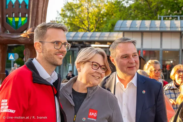 Stadtrat Marco Luksch, Bürgermeisterin Karin Baier, und Vizekanzler Andreas Babler (vlnr). | Foto: cine-motion.at / R. Ivanek