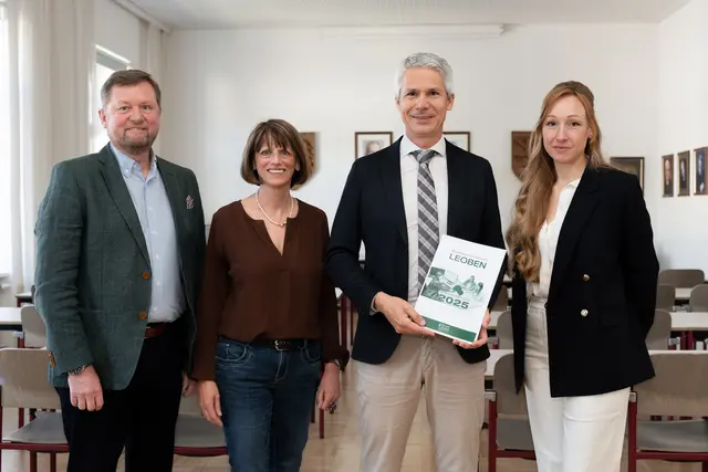 Bezirkshauptmann Markus Kraxner (3. v.l.) präsentierte heute Vormittag gemeinsam mit Gerd Kaltenegger (Leiter Veterinärreferat), Bärbel Sandriesser (Leiterin Innerer Dienst) und Daniela Jakovljevic (Leiterin Sanitätsreferat) den Leistungsbericht 2025 (v.l.). 