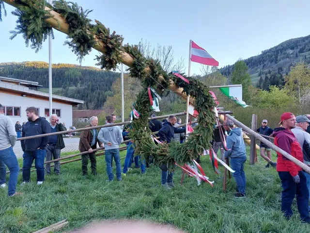 Nach alter Tradition wurde am Donnerstagabend der Maibaum der Feuerwehr Peterdorf in Stellung gebracht. | Foto: Anita Galler
