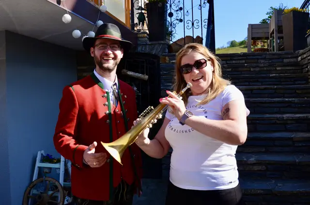Kapellmeister Franz Hlavka mit Dani Flahner- Auch die Bewohner spielten zum 1. Mai auf. | Foto: Elisabeth Peinsipp 