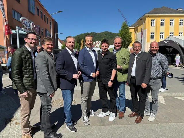 Startschuss in Köflach (v. l.): Georg Preßler, Markus Prettenthaler, Helmut Linhart, Karlheinz Kornhäusl, Georg Reschen, Erwin Dirnberger, Johannes Schmid und Bernd Unger | Foto: MeinBezirk/Harald Almer