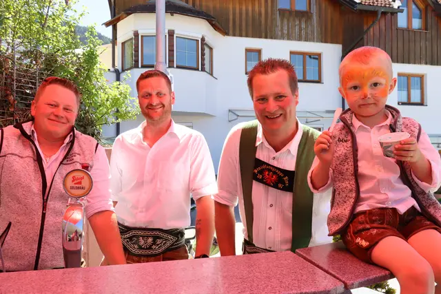 Beste Stimmung beim Maifest in Rinn: Domi, Hannes, Obmann des Brauchtumsverein Rinn, Thomas Flörl, mit Sohn Daniel. | Foto: Kendlbacher