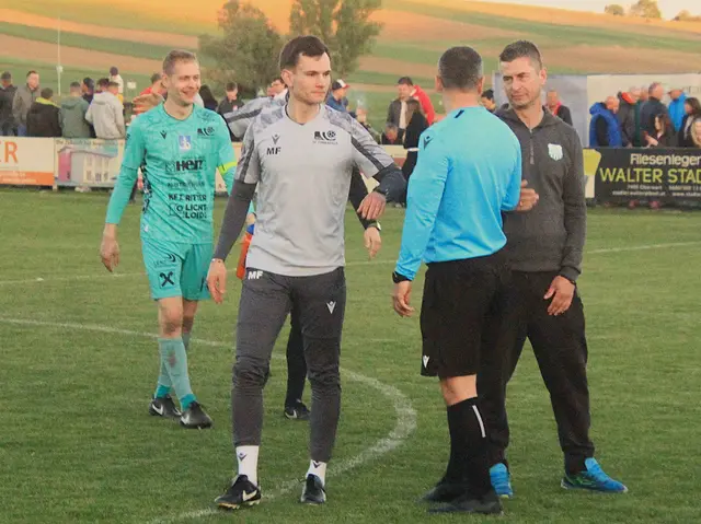 Das war heute wohl nix - drückt die Miene des Schlainiger Trainers Roman Schaffer bei der Verabschiedung aus.  | Foto: Peter Seper