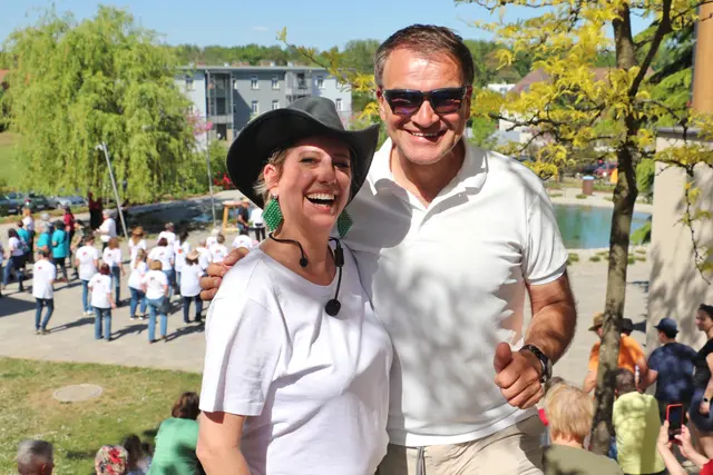 Bernia Ogger und GR Sepp Zikl organisierten den Line Dance Flashmob in Kalsdorf. | Foto: Edith Ertl