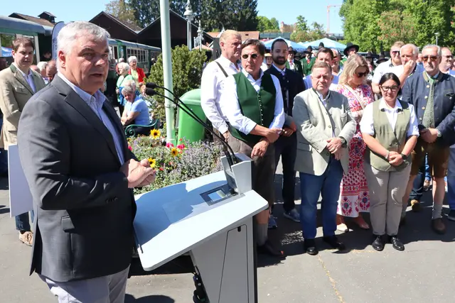 Bürgermeister Karl Bohnstingl wünschte alles Gute | Foto: Gerhard Langmann