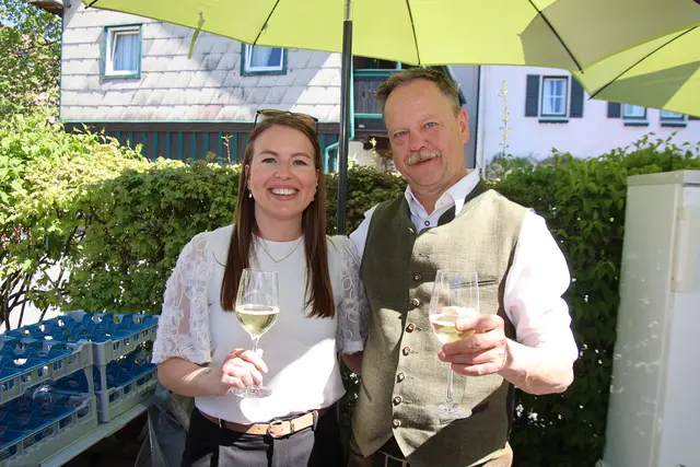 Robert Huber schenkte mit Melanie österreichische Weinsorten ein.