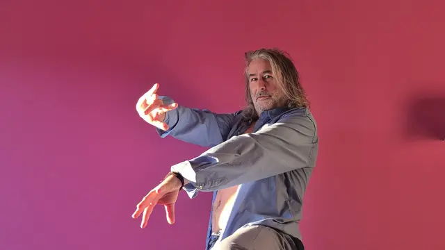 Eschenauer sich drehend vor einer rosa Wand.
