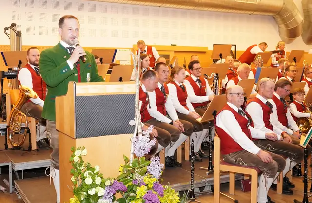 Begrüßung der Konzertgäste durch Obmann Valentin Weber. | Foto: Waltraud Wachmann