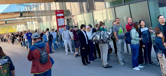 Schlange kurz vor der Eröffnung der Comic Con.