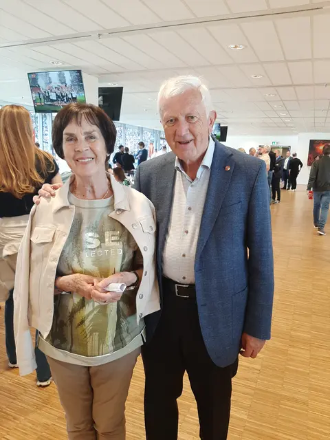 Der Ferlacher Thomas Partl (r.) fungierte bei der EM-in Deutschland als Vorsitzender der UEFA-Disziplinarkommission und genoss gemeinsam mit Gattin Dragica die ÖFB-Cupstimmung.  | Foto: Tiefling/KK