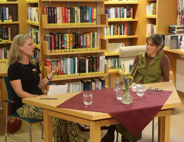 Claudia Raich im Dialog mit Agnes Dorn über eine Szene im Buch.  | Foto: Tatschl