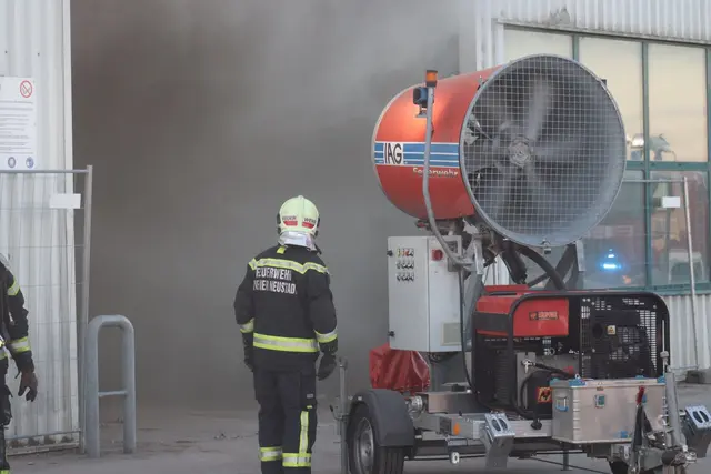 Großbrand in Müllverarbeitungshalle in Wiener Neustadt