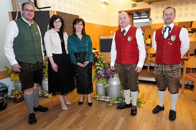 Gemeinderat Markus Fragner, die Söchauer Ortsvorsteherin Stadträtin Barbara Raidl, Moderatorin Andrea Sammer, Kapellmeister Wolfgang Loidl und Obmann Valentin Weber (v.l.) | Foto: Waltraud Wachmann